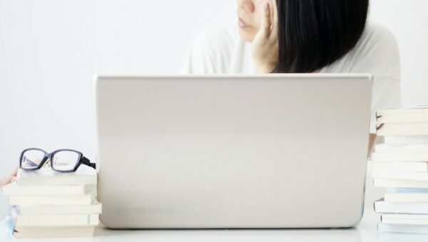 自然検索からの集客が1年前に50％（1/2）に下がっている